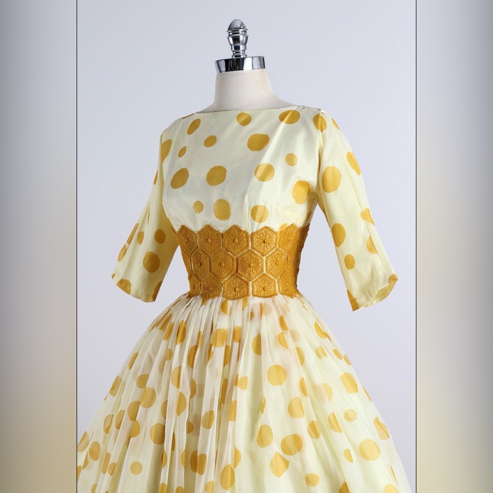 Vintage 1950s honeycomb cocktail Dress - Picture 2 of 5